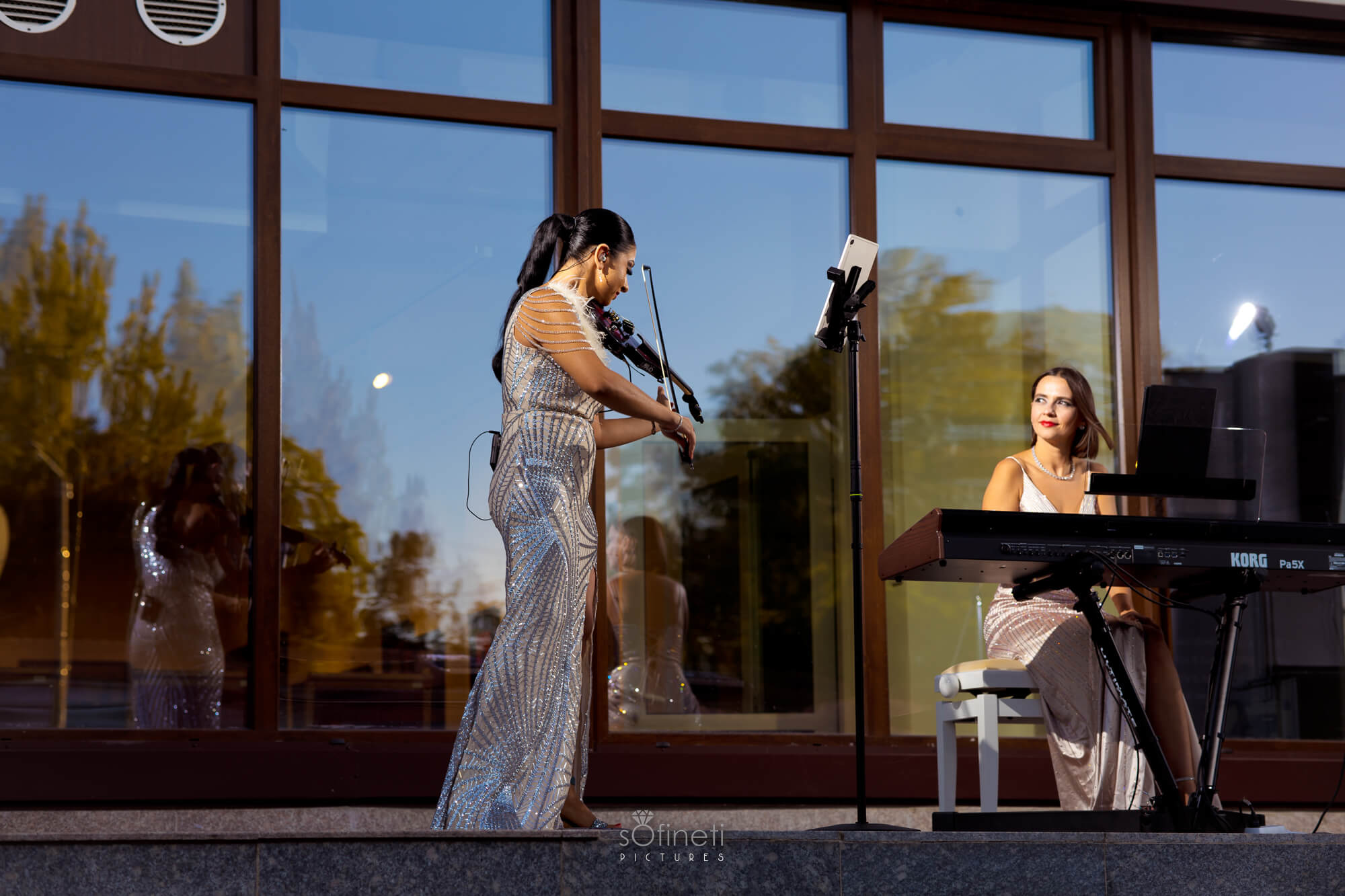 EchoElle duo pe scenă cu reflexii luminoase la eveniment corporate